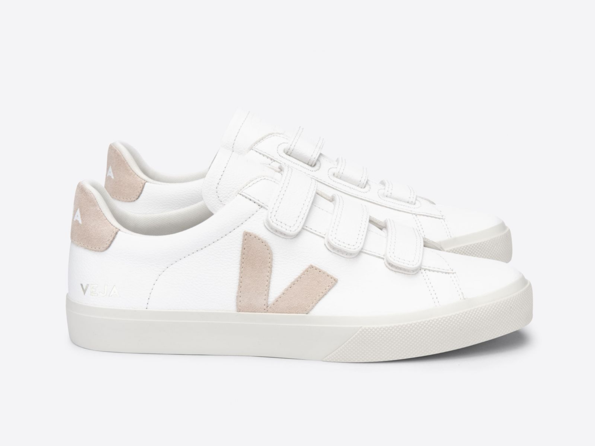 Trendy white deals trainers womens